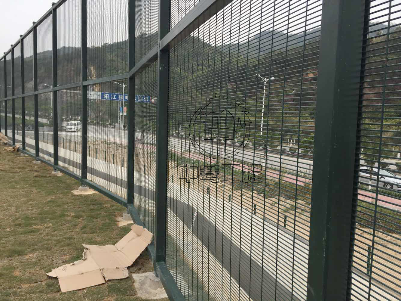 体育球场围网的价格和选择需综合考虑多方面因素，以下是具体分析及建议：